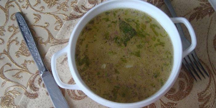 Caldo em um prato