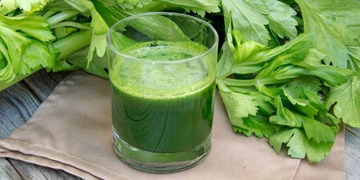 El jugo de los tallos de apio en un vaso