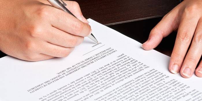 El hombre firma un documento