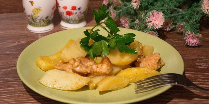 Pieczony filet z indyka z ziemniakami