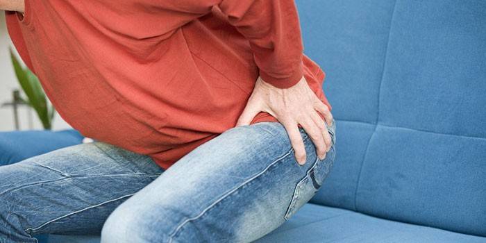 Um homem senta-se em um sofá