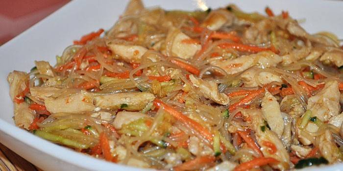 Funchosa con pollo, zanahorias y champiñones.