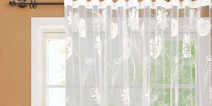 Tul con un patrón vegetativo para un salón Modelo de jardín Flores
