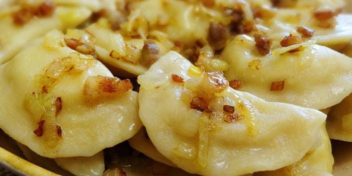 Bolinhos recheados com repolho polvilhado com manteiga e cebola frita