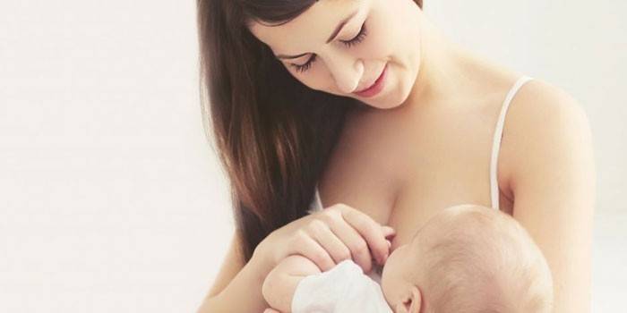 Mamá amamanta a su bebé