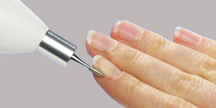 Dziewczyna robi manicure sprzętu.