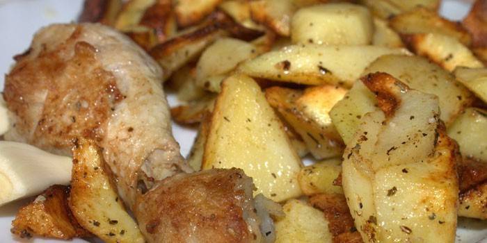Pilão de frango com batatas fritas