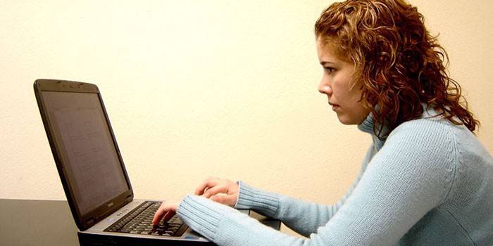 Menina no computador