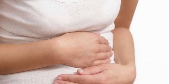 La niña tiene dolor de estómago.