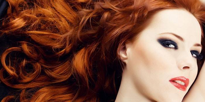 Menina, com, cabelo vermelho matizado