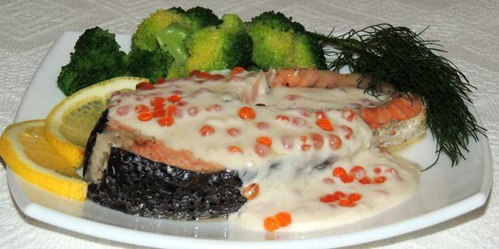 Salmón con salsa de crema con caviar rojo