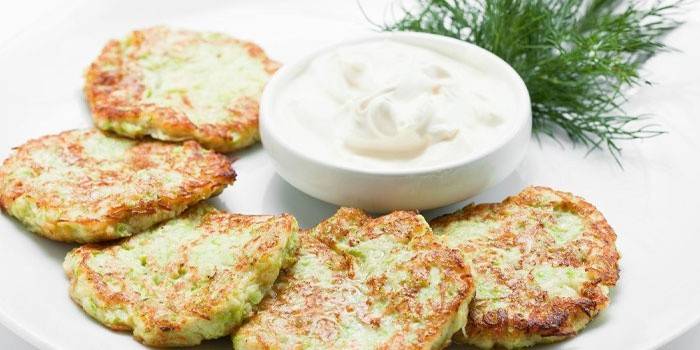 Buñuelos de calabacín con salsa