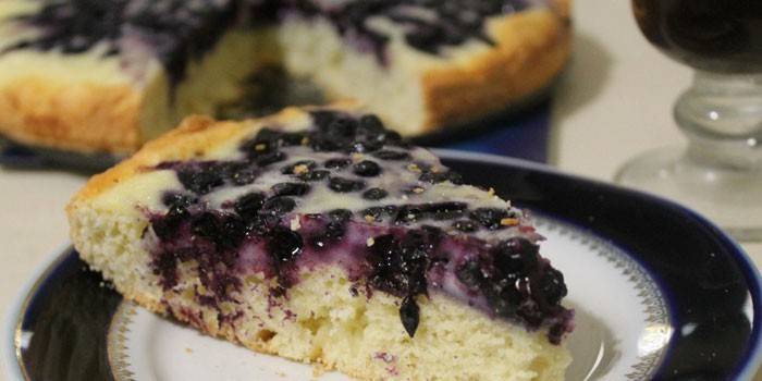 Una rebanada de pastel de gelatina de arándanos
