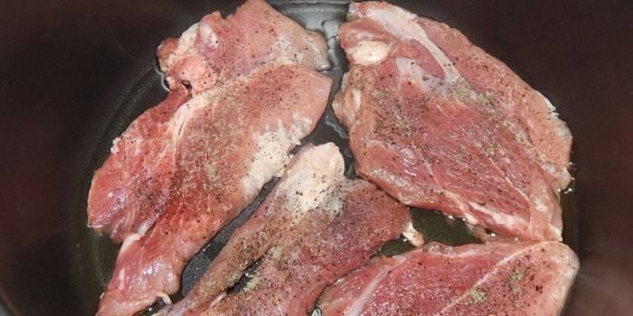 Escalopes de porco antes de cozinhar em um fogão lento