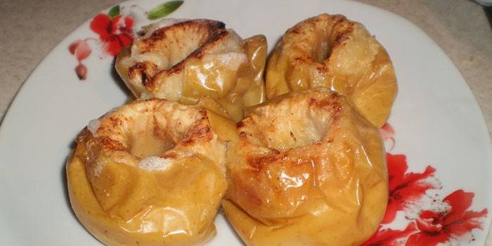 Manzanas enteras con canela y miel.