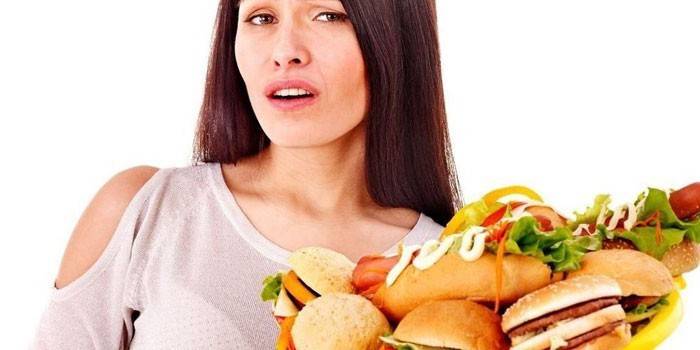 Chica y comida rapida
