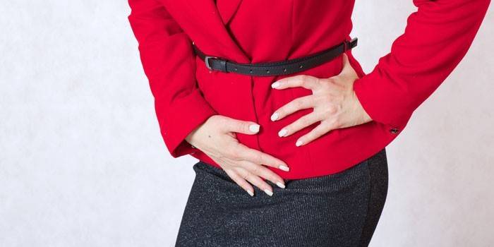 La mujer tiene dolor abdominal bajo