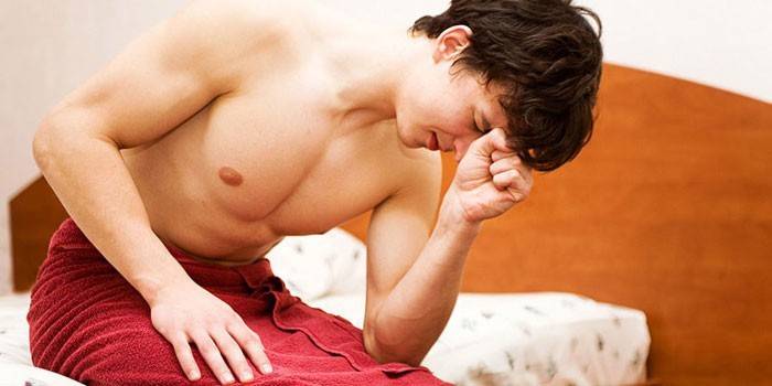 Homem, sentando, cama