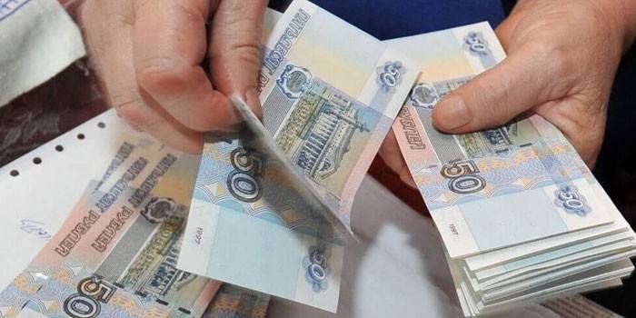 Dinero en mano