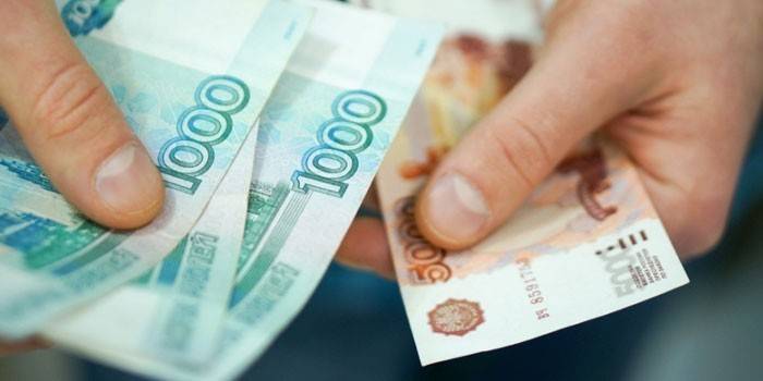 Banknoty w rękach