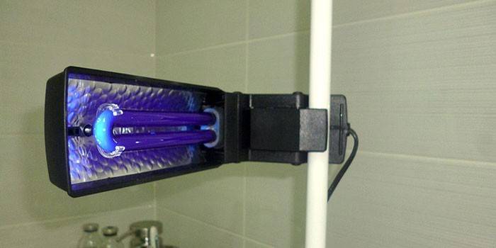 Lampa UV Wooda na statywie