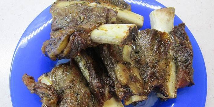 Carne de res preparada en el hueso