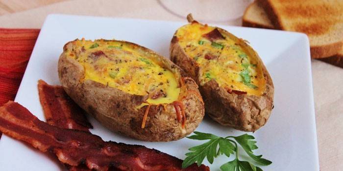 Batata Assada Recheada com Bacon e Queijo