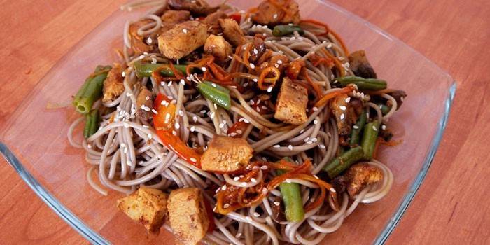Macarrão Udon com pedaços de frango e legumes