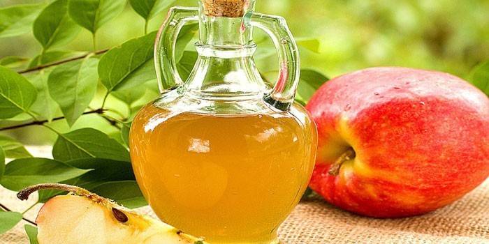 Vinagre de maçã em uma jarra de vidro
