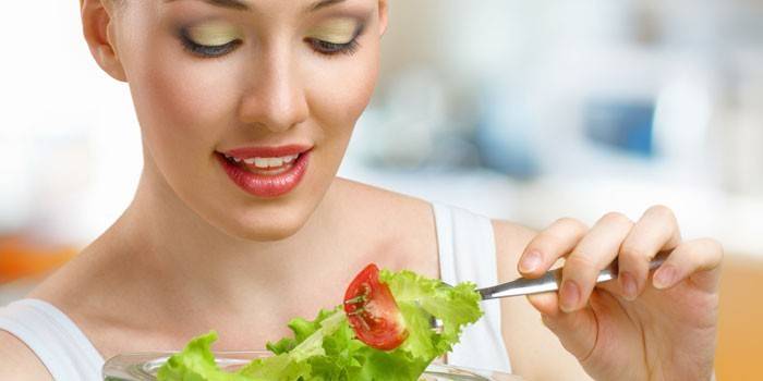 Niña comiendo ensalada