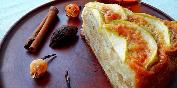 Un trozo de charlotte en una bandeja con especias