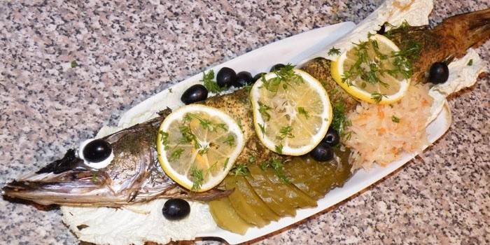 Lucio listo con pepinillos en un plato