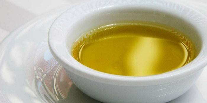 Tansy aceite en un plato
