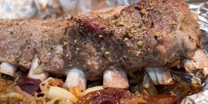 Carne de res en papel de aluminio antes de hornear