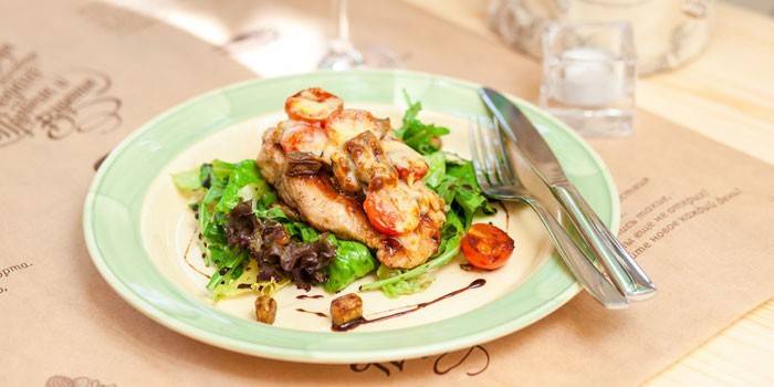 Em um travesseiro de salada