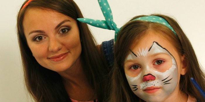 Menina, com, pintura cara, de, gato, e, mãe