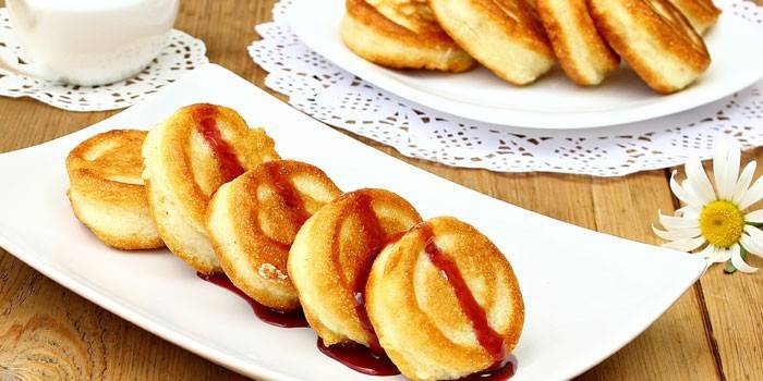 Palačinky z kysnutého cesta s bobuľovou omáčkou
