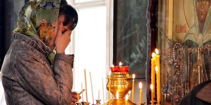 Mujer en iglesia