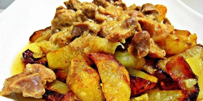 Patatas al horno con champiñones en un plato