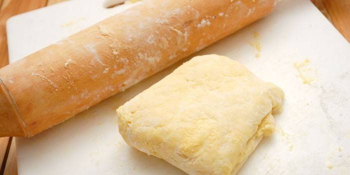 Ciasto francuskie i wałek do ciasta