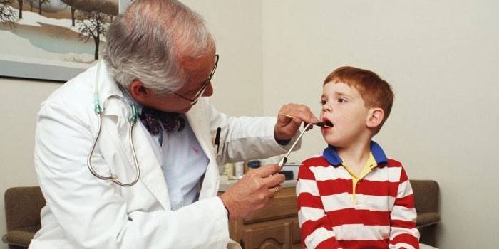O médico examina a garganta de uma criança