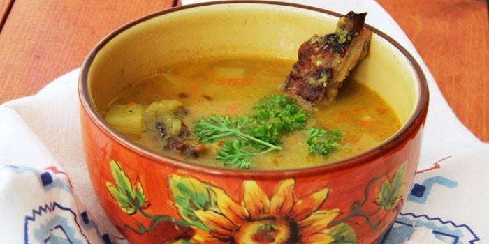 Sopa de guisantes en un plato