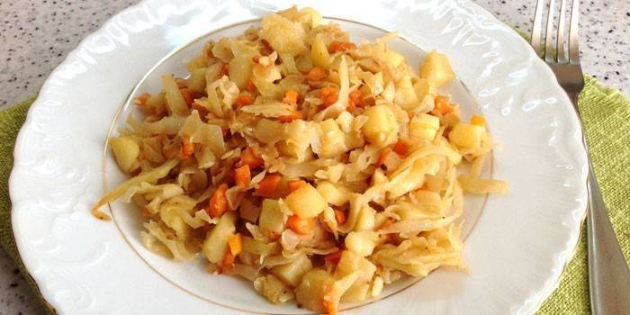 Duszona kapusta z ziemniakami na talerzu