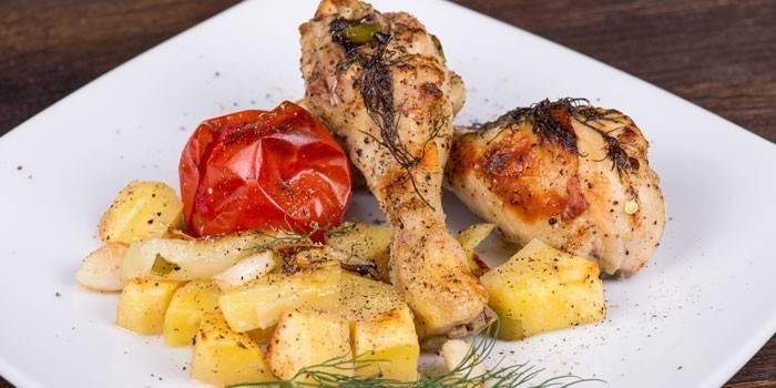Coxinhas de frango com batatas em um prato