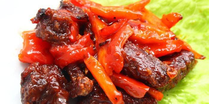 Rodajas de cerdo con pimiento dulce en salsa agridulce