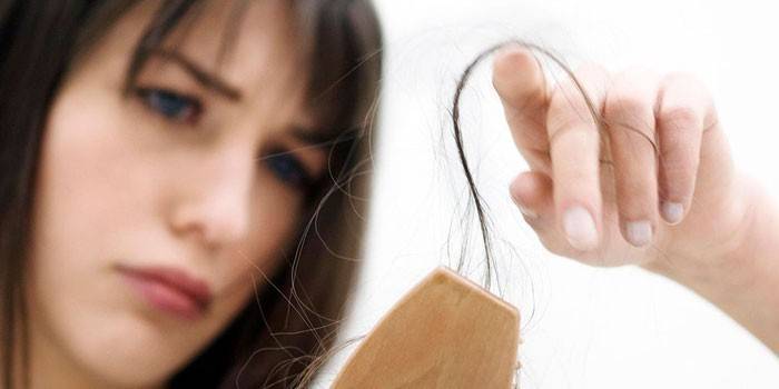 O cabelo da menina está caindo