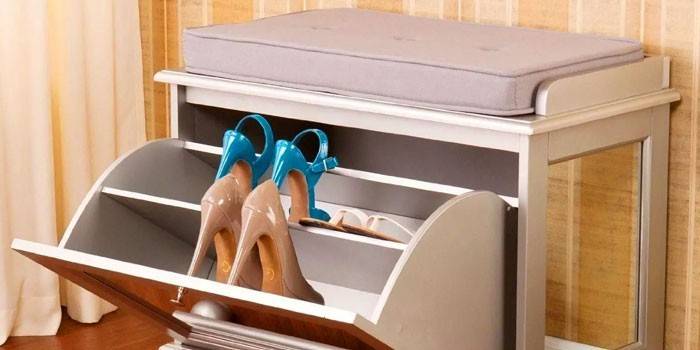 Szafka na buty z wyściełanym siedziskiem