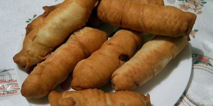 Salchichas fritas en hojaldre