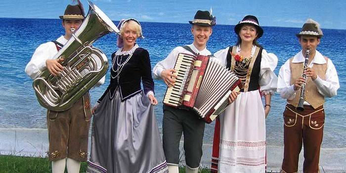 Mujeres y hombres con instrumentos musicales