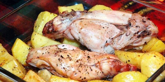 Carne de coelho em um travesseiro de batatas antes de assar